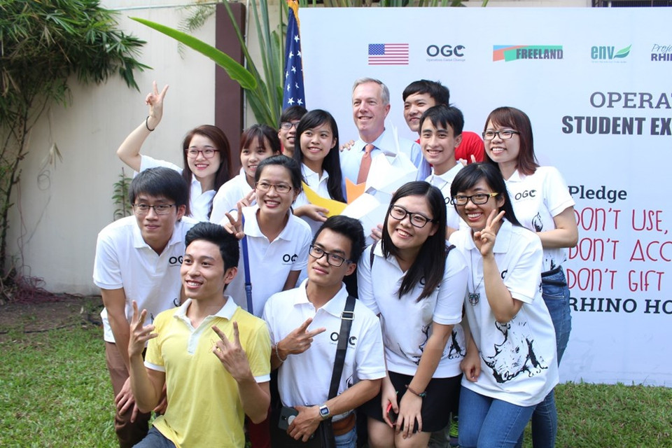 L'ambassadeur Ted Osius et des jeunes vietnamiens.