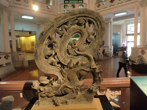 Ornement de toiture en forme de Si vân (animal de mer capable de provoquer la pluie). 