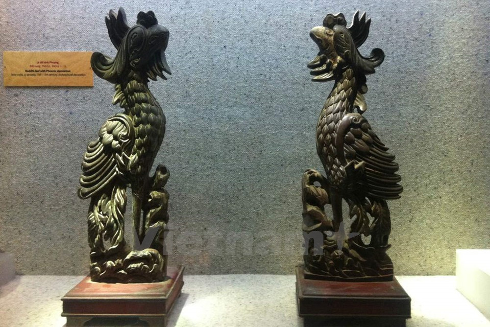 Une paire de phénix en bois ​du règne ​de Lê Trung Hung, dynstie des Lê postérieur, XVIIe-XVIIIe siècles. 