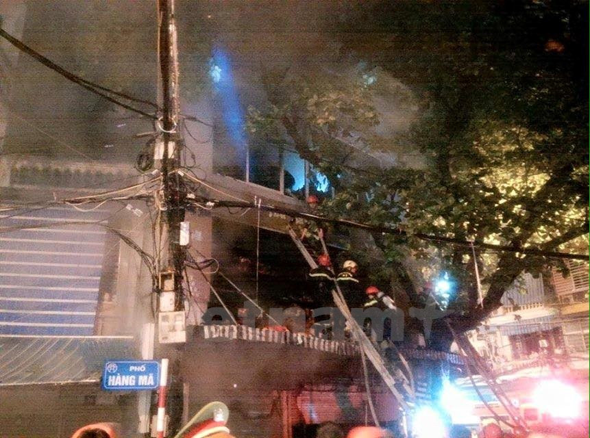 Le 26 octobre, à 19h30, un incendie est survenu dans un magasin de souvenirs de la rue Hang Ma, Hanoi.