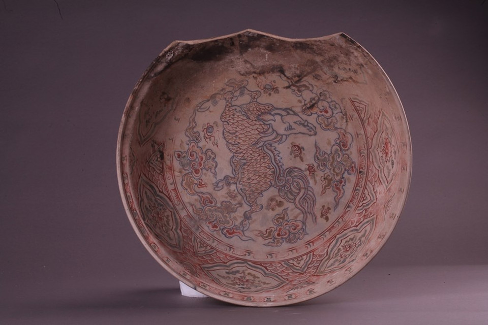 ​Assiette en céramique décorée ​d'une carpe se transformant en dragon, XVe siècle. 