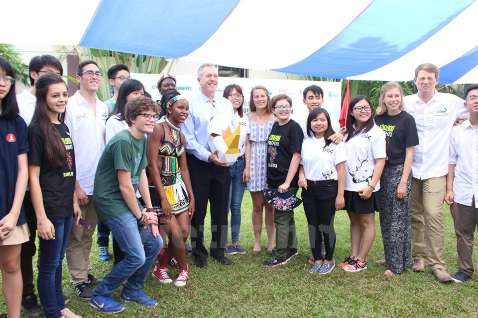 L'ambassadeur des Etats-Unis au Vietnam, Ted Osius, (milieu) a ​souligné la signification importante de ce programme pour ​​sensibiliser les jeunes à la protection des rhinocéros.