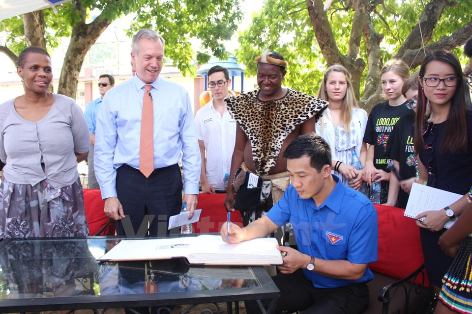 Vũ Minh Lý, directeur du Centre national des volontaires de l'Union de la jeunesse communiste Ho Chi Minh, signe l'engagement de protéger les rhinocéros.