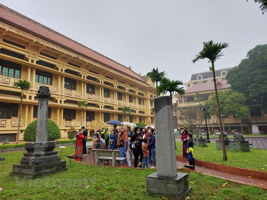 Célébrant la floraison des kapokiers, le Musée national d’histoire du Vietnam, en collaboration avec l’Agence de voyages Hanoitourist, a proposé aux visiteurs une nouvelle visite quotidienne intitulée "Bac Cô - Saison du kapokier" pour admirer la magifique paysage, qui se fait seulement une fois par année, et découvrir certaines des activités du Musée. Le billet pour une visite est vendu à un prix de 25.000 dôngs (1 dollar américain) par enfant de moins de 12 ans et de 75.000 dôngs par adulte. La visite guidée est disponible entre 8h30 et 10h30 et entre 13h30 et 15h30 tous les jours et dure entre 60 et 90 minutes. Photo: VietnamPlus. 