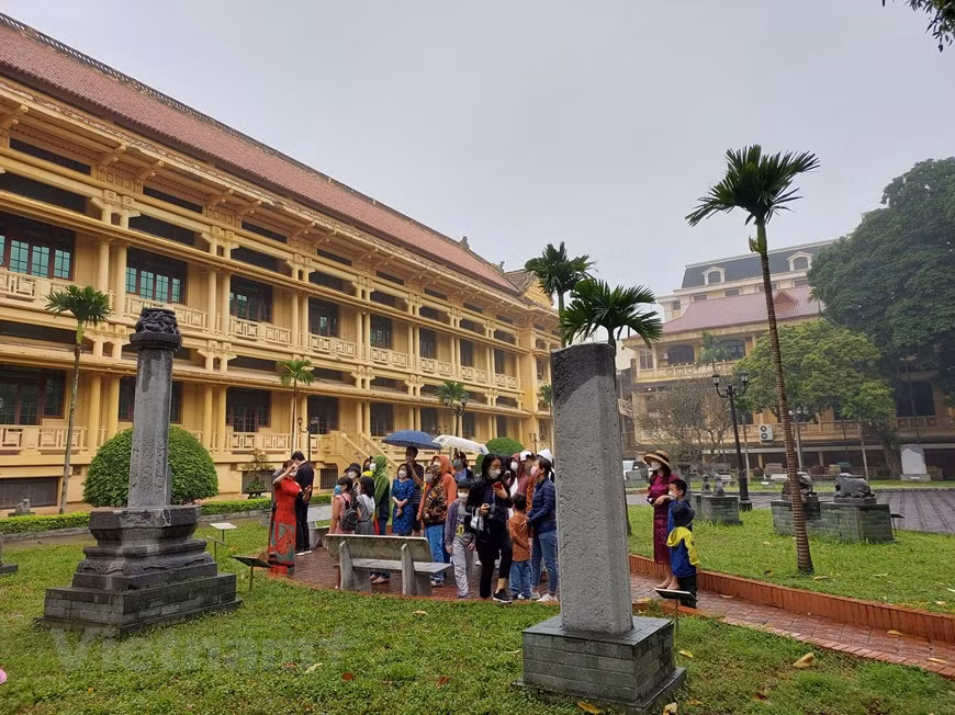 Célébrant la floraison des kapokiers, le Musée national d’histoire du Vietnam, en collaboration avec l’Agence de voyages Hanoitourist, a proposé aux visiteurs une nouvelle visite quotidienne intitulée "Bac Cô - Saison du kapokier" pour admirer la magifique paysage, qui se fait seulement une fois par année, et découvrir certaines des activités du Musée. Le billet pour une visite est vendu à un prix de 25.000 dôngs (1 dollar américain) par enfant de moins de 12 ans et de 75.000 dôngs par adulte. La visite guidée est disponible entre 8h30 et 10h30 et entre 13h30 et 15h30 tous les jours et dure entre 60 et 90 minutes. Photo: VietnamPlus. 