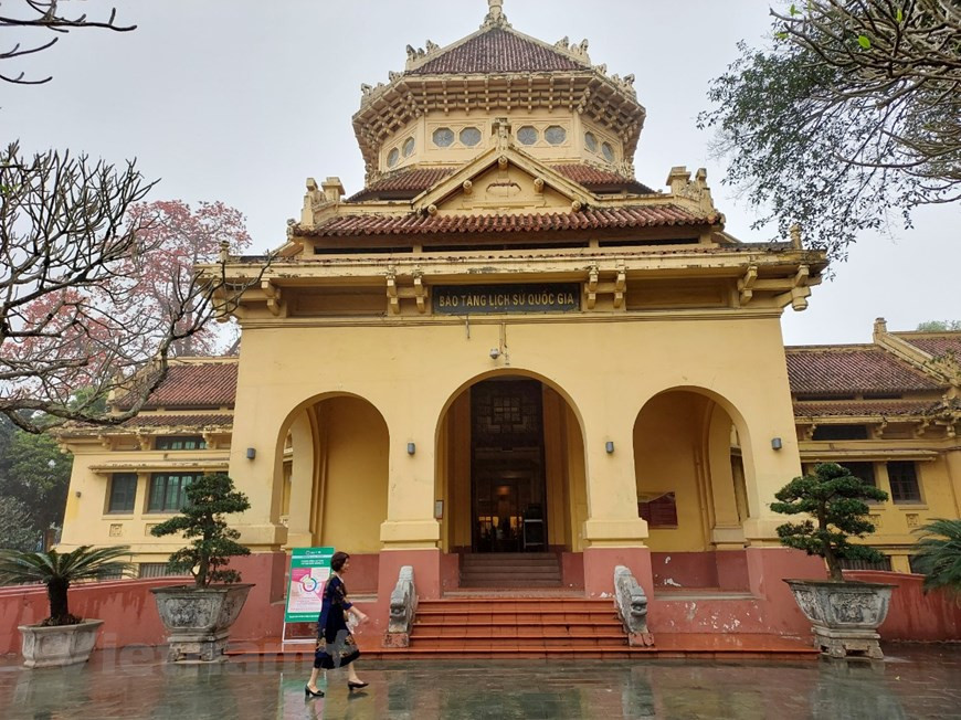 Le Musée national d’histoire du Vietnam a été créé par Décision n°1674/QD-TTg datée le 26 septembre 2011 et signée par le Premier ministre du Vietnam, en fusionnant le Musée de l’histoire du Vietnam et le Musée de la Révolution. Le Musée national d’Histoire du Vietnam est un monument culturel situé au centre de Hanoi, près de plusieurs vestiges sacrés de la capitale tels que le lac de Hoàn Kiêm, le pont de Thê Huc, le temple de Ngoc Son, etc. Le musée a pour mission la recherche, la conservation, l’exposition et la présentation au public de l’histoire du Vietnam de la Préhistoire jusqu’à nos jours, à travers un grand nombre de documents et d’objets précieux dont certains sont classés trésors nationaux. Photo: VietnamPlus