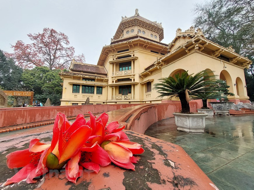Le Musée national d’histoire du Vietnam est un lieu passionnant pour comprendre la riche histoire du pays d’Asie du Sud-Est. Outre les belles collections d’objets exposées retraçant l’histoire mouvementée du pays, le site est un formidable exemple architectural du “style indochinois” initié par le célèbre architecte français Ernest Hébrard. Sur une surface de 4.000 m2, le musée rassemble aujourd’hui des milliers d’objets historiques de différentes époques, depuis les origines du pays jusqu’à la déclaration d’indépendance au milieu du XXème siècle. Une collection unique enrichie grâce aux multiples collaborations avec les musées et instituts de recherche étrangers. Photo: VietnamPlus