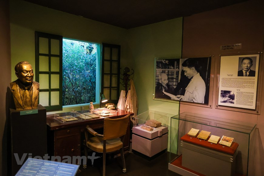 Bureau du poète To Huu. Surnommé tour à tour "Poète de la révolution", "militant poétique" ou encore "cofondateur de la poésie révolutionnaire vietnamienne", To Huu est le plus connu des poètes vietnamiens du XXe siècle. De son vrai nom Nguyen Kim Thanh, To Huu est né le 4 octobre 1920 à Phu Lai, un village situé non loin de l’ancienne citadelle de Hue dans la région Centre. Ses premiers poèmes apparaissent dans les colonnes de la presse alors qu’il a 18 ans. Cette même année, il adhère au Parti communiste et est nommé président du comité d’insurrection à Hue pendant la Révolution d’Août 1945. Il deviendra une figure politique importante dès la naissance de la République démocratique du Vietnam. Photo: VietnamPlus