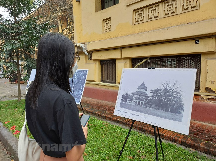 Le Musée national d’histoire du Vietnam était autrefois le Musée Louis Finot - musée de l’École française d’Extrême-Orient, construit en 1929 et inauguré en 1932. La construction du bâtiment a été pensée et dirigée par Ernest Hébrard, un architecte, un archéologue et un urbaniste français. Résidant en Indochine française à partir de 1921, Ernest Hébrard participa à la planification de plusieurs villes dont Hanoi et Dalat. Ernest Hébrard est connu pour être l’auteur du “style indochinois” en préconisant une rénovation et en rompant avec les tendances architecturales régnant à cette époque dans la métropole qui ne convenaient pas à un pays tropical. Photo: VietnamPlus