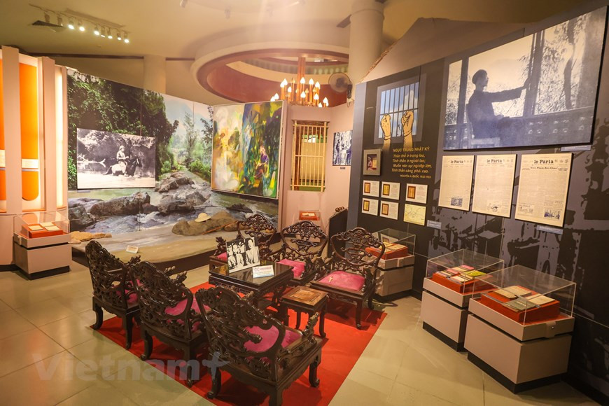 L’ensemble de la table et des sièges en bois avec lequel le Président Ho Chi Minh a reçu le roi Bao Dai en 1946 est exposé au Musée de la Littérature du Vietnam. Bao Dai est le nom d'intronisation du prince Nguyen Phuc Vinh Thuy, né le 22 octobre 1913 à Hue et mort le 31 juillet 1997 à l'hôpital militaire du Val-de-Grâce à Paris (France). Treizième et dernier monarque de la dynastie des Nguyen, Bao Dai est aussi le dernier empereur du Vietnam. Il règne sous la colonisation française, alors que la dynastie n'exerce plus qu'une souveraineté symbolique sur les protectorats de l'Annam et du Tonkin. Photo: VietnamPlus