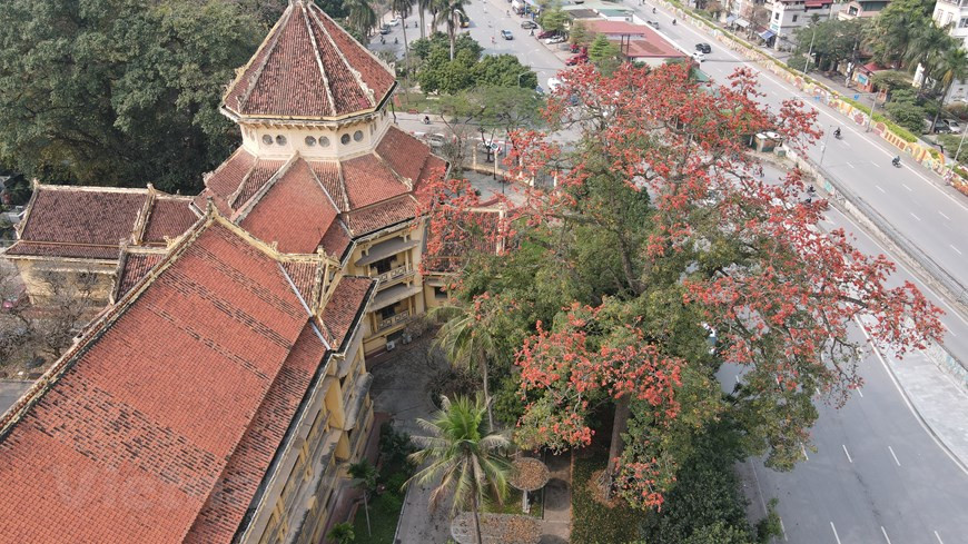 Le Musée national d’histoire du Vietnam a deux anciennes localisations: n°1, rue de Tràng Tiên, on y présente l’histoire du Vietnam de la Préhistoire jusqu’à la fin de la dynastie des Nguyên (1945) et au n°216, rue de Trân Quang Khai, c’est l’histoire du Vietnam de la fin 19e siècle jusqu’à nos jours qui est présentée au public. Dans un proche avenir, le Musée national d’Histoire du Vietnam sera relocalisé pour répondre aux fonctions d’un musée moderne de grande envergure dans la région et dans le monde. Le projet de construction du musée a été bien débuté et est toujours en cours de réalisation. Photo: VietnamPlus