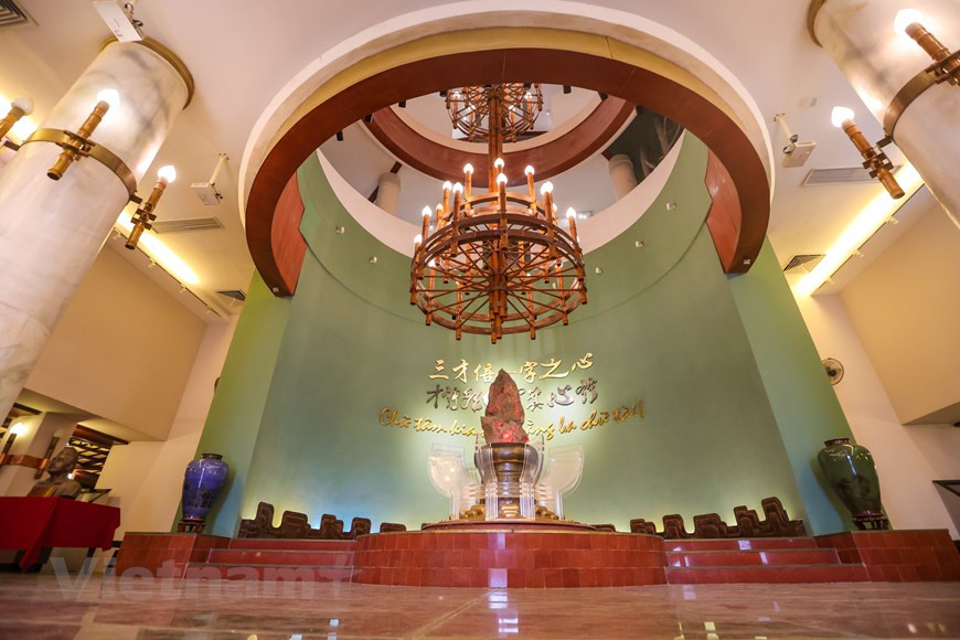 Le premier étage nous fait découvrir l'écriture des ethnies vietnamiennes, l'ancienne littérature du pays et les concours de l’époque féodale. En entrant dans la salle de réception, on remarque au premier coup d’œil une grande pierre en forme de stylo et l’inscription sur le mur du célèbre vers de Nguyên Du: “Chữ tâm kia mới bằng ba chữ tài” (Le cœur vaut bien le triple du talent - Cultivons cette bonté du cœur qui vaut bien plus que le talent). Nguyen Du (1766-1820) est un poète vietnamien célèbre et apprécié qui écrivit en “chữ nôm” (écriture démotique sino-vietnamienne), l'ancienne écriture du Vietnam. Son œuvre la plus célèbre, "Truyên Kiêu", est un poème écrit au début du 19e siècle, qui a été traduit en plus de 20 langues avec 35 versions. Photo: VietnamPlus