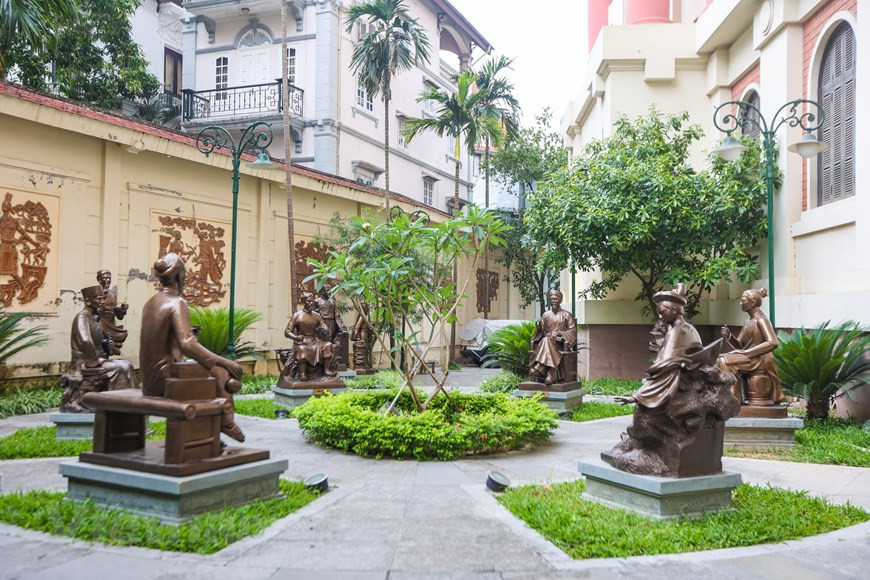 Le Musée de la Littérature du Vietnam joue un rôle important dans la recherche, la collecte, la préservation, l'exposition et l'éducation sur les œuvres littéraires du pays. Sur une superficie totale de plus de 3.000 m², il conserve actuellement environ 40.000 objets et documents liés étroitement à l’histoire de la littérature nationale à différentes époques, dont environ 4.000 pièces sont exposées. Les objets sont minutieusement préservés et exposés par le personnel du musée. Outre les documents, manuscrits et premières publications d'écrivains, ou des statues de plusieurs écrivains célèbres, le musée est muni d’ordinateurs et de projecteurs pour aider les lecteurs à rechercher facilement des informations. Photo: VietnamPlus