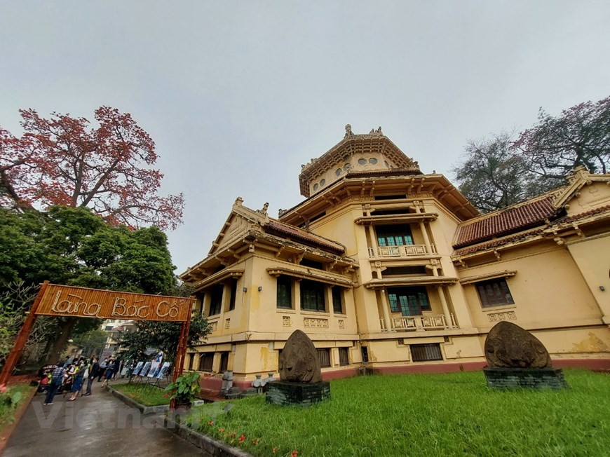 Le Musée national d’histoire du Vietnam conserve actuellement près de 200.000 objets et documents historiques et culturels, datant de la Préhistoire jusqu’en 1945. Il garde précieusement près de 110.000 documents et objets et 20 trésors nationaux, et de nombreuses collections d’artéfacts rares et précieux telles que celle des cultures archéologiques datant du Paléolithique inférieur, de l’âge du Bronze et du Fer, dont la très célèbre culture de Dông Son, la collection de céramiques émaillées, la collection d’objets en bronze de la dynastie des Lê- Nguyên, la collection des sculptures du Champa, les collections d’arts décoratifs étrangers provenant de la Chine, du Japon, de l’Inde et des pays d’Asie du Sud-Est. Photo: VietnamPlus