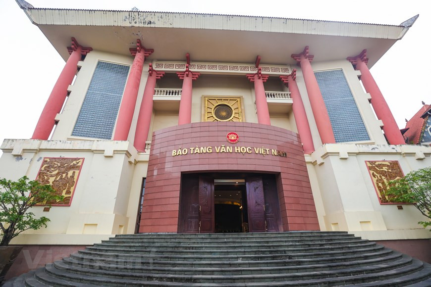 Le Musée de la Littérature du Vietnam est situé à environ 6,2 km au Nord du centre-ville de Hanoï. Il a été fondé le 8 novembre 2011 conformément à la Décision n° 1987/QD-TTg du Premier ministre. Le musée a été ouvert officiellement au public en juin 2015. Il est l’un des rares musées littéraires dans la région Asie du Sud-Est comme dans le monde. Sa création répond à un souhait des écrivains, des poètes ainsi que du public. C’est un lieu d’exposition et de préservation des œuvres, des documents, des objets permettant leur étude. Mais c’est aussi un site attractif pour les touristes désireux de découvrir l’histoire littéraire du Vietnam. Photo: VietnamPlus