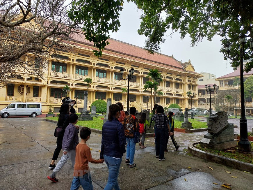 En 1958, le gouvernement vietnamien a officiellement administré cet ensemble culturel: il mène des études, des collectes pour enrichir la documentation et les antiquités pour ainsi transformer le contenu d’un musée artistique en celui d’un musée d’histoire sociale. Le 3 septembre 1958, le Musée d’histoire du Vietnam ouvre officiellement ses portes aux visiteurs. Pendant ce temps, le Musée de la Révolution vietnamienne se trouvait dans un autre bâtiment colonial, celui du service commercial indochinois, construit en 1917. Le contenu de l’exposition du Musée de la Révolution vietnamienne a été élaboré par les premiers cadres du musée et ouvert au public le 6 janvier 1959. Photo: VietnamPlus