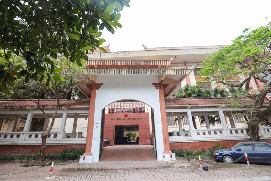 Le Musée de la Littérature du Vietnam (“Bảo tàng Văn học Việt Nam” en vietnamien) est situé au 20B, dans la ruelle 275, rue Au Co, quartier de Tu Lien, arrondissement de Tay Ho, à Hanoï. Le choix du lieu n’a rien d’un hasard car c’était l’emplacement de l’École de création littéraire de Quang Ba de l’Association des écrivains du Vietnam pendant les années 1960-1970. Trois étages du musée sont consacrés à l’exposition de divers œuvres et objets liés à l’histoire de la littérature vietnamienne, ainsi qu’à la présentation de nombreux auteurs. Un dernier étage concerne la vie rurale du Vietnam. Chaque stand raconte la vie et la carrière d’un écrivain ou d'un poète. Photo: VietnamPlus
