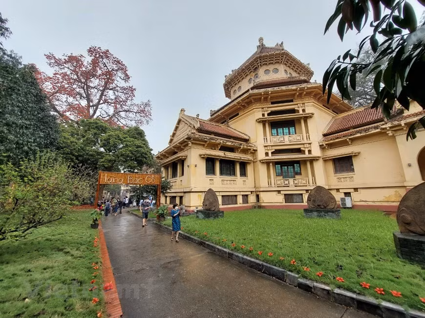 Le Musée national d’histoire du Vietnam conserve actuellement près de 200.000 objets et documents historiques et culturels, datant de la Préhistoire jusqu’en 1945. Il garde précieusement près de 110.000 documents et objets et 20 trésors nationaux, et de nombreuses collections d’artéfacts rares et précieux telles que celle des cultures archéologiques datant du Paléolithique inférieur, de l’âge du Bronze et du Fer, dont la très célèbre culture de Dông Son, la collection de céramiques émaillées, la collection d’objets en bronze de la dynastie des Lê- Nguyên, la collection des sculptures du Champa, les collections d’arts décoratifs étrangers provenant de la Chine, du Japon, de l’Inde et des pays d’Asie du Sud-est. Photo: VietnamPlus
