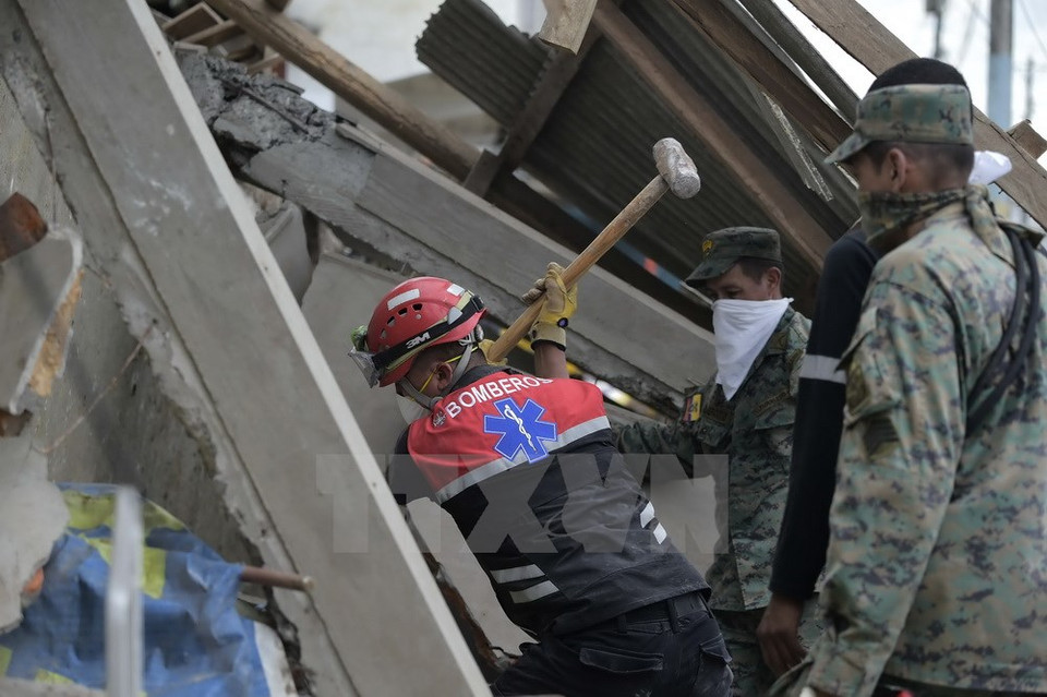Les forces de secours dans la ville portuaire de Guayaquil après le séisme, le 17 avril.