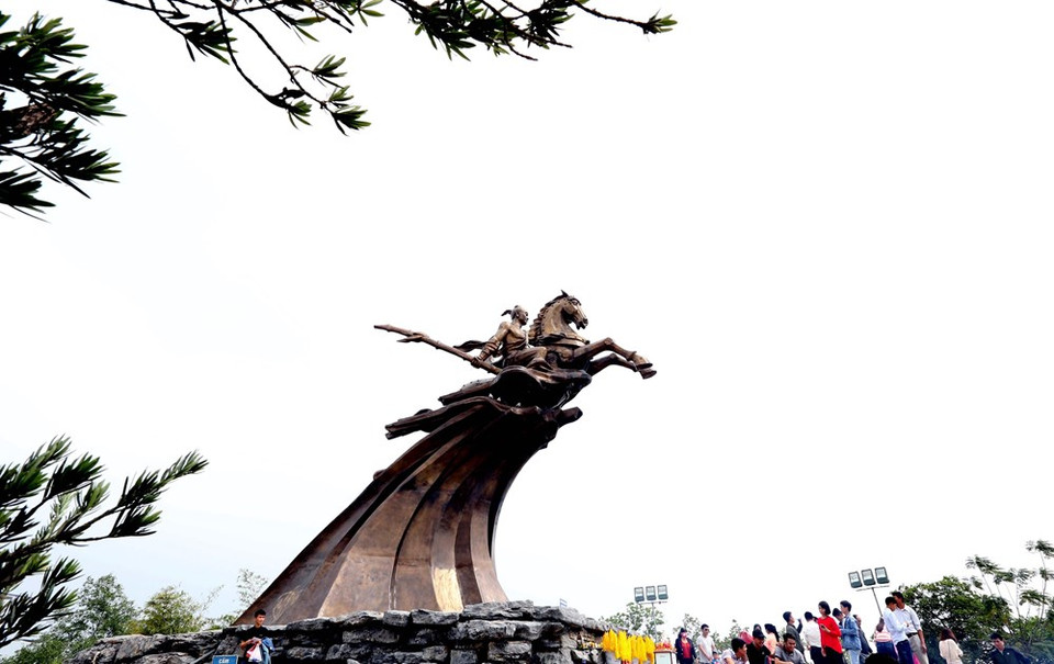 La fête honorant le Saint Giong-Phu Dong Thien Vuong se déroule annuellement au printemps, au temple de Sóc situé dans la commune de Phu Linh, district de Soc Son, à Hanoï.