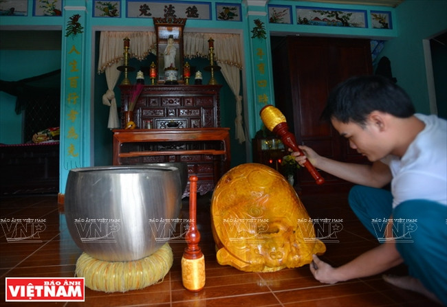 La cloche en bois crée des sons harmonieux. Photo : Thanh Hoà