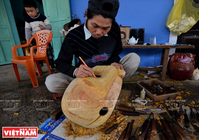 Des motifs décoratifs sont ajoutés sur la cloche. Photo: Thanh Hòa
