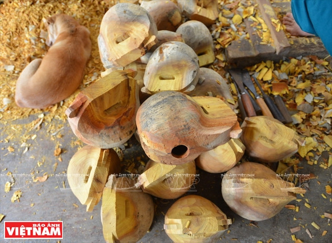Façonnage des cloches en bois. Photo : Thanh Hoà