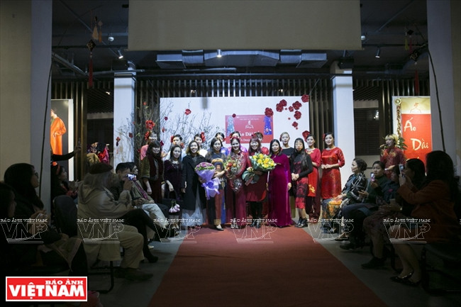 Les stylistes de la marque A Designer Hanoi se présentent devant le public lors de la soirée de lancement de leur collection d'Ao dai du Têt.