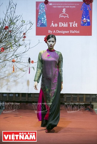 Un modèle de la collection « Têt avec Trinh », de la marque Trinh Fashion.