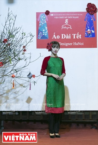 Un modèle de la collection « Têt avec Trinh », de la marque Trinh Fashion. 