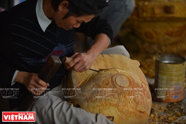 Les mains habiles de l'artisan. Photo : Thanh Hoà