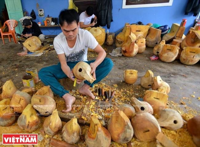 Pham Ngoc Phuc réfléchit avant de percer la caisse de résonnance, une étape cruciale. Photo : Thanh Hoà