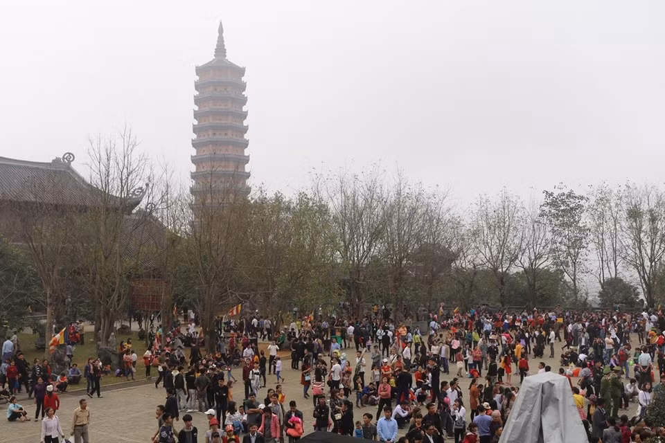 De nombreuses personnes ont afflué vers la fête de la pagode des Parfums (Chua Huong). 