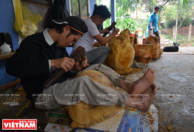 L'artisan grave la cloche. Photo : Thanh Hoà