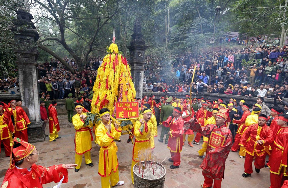 Le rite de la procession de la fleur de bambou lors de la fête de Giong. 