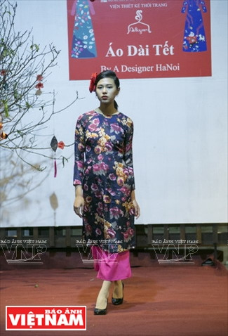 Les stylistes ont utilisé des tissus à motifs colorés et inspirés de la nature. 