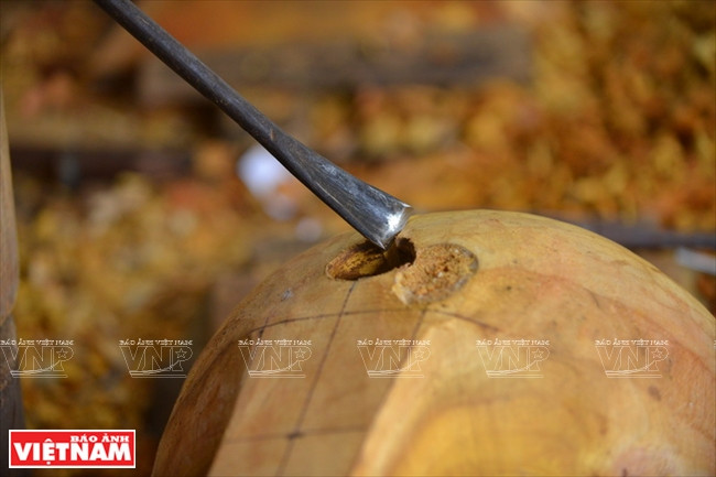 Un battoir sert à percer la caisse de résonnance. Photo : Thanh Hoà