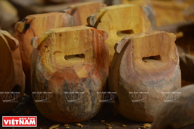  Des cloches en bois de jacquier. Photo : Thanh Hoà