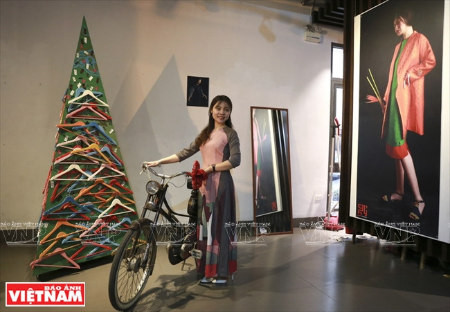 Une jeune fille vêtue d'un Ao dai.