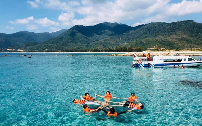 Les visiteurs peuvent louer un bateau pour visiter des radeaux d’élevage aquacole et profiter de la nourriture sur place. En particulier, ces bateaux ont un fond en verre qui permet d’admirer le corail. Photo: NDEL