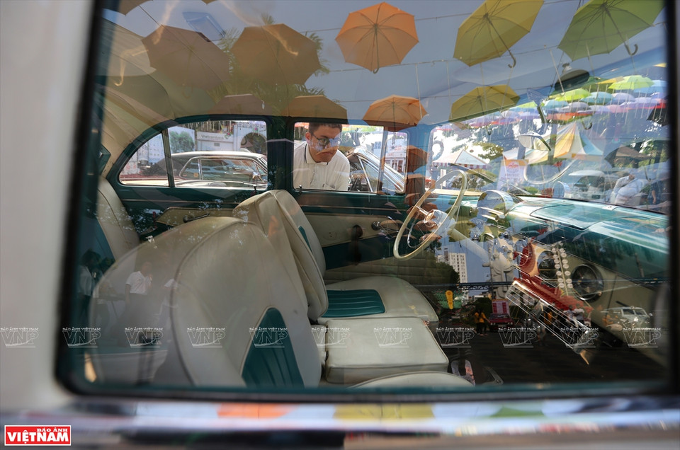 La plupart de voitures anciennes exposées sont soigneusement conservées par leurs propriétaires.