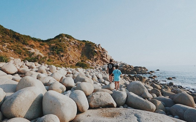 En venant sur l'île de Binh Hung, les visiteurs ne doivent pas manquer des destinations intéressantes comme les plages de Binh Tien, de Bai Kinh et le phare de Hon Cho. Photo: NDEL