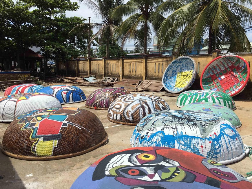 De nombreux peintres sont réunis sur la plage de Tam Thanh, dans la province de Quang Nam (Centre) pour créer des peintures sur des bateaux paniers de pêcheurs locaux et les exposer dans le Festival maritime de Tam Ky 2019 qui du 13 au 18 juin.