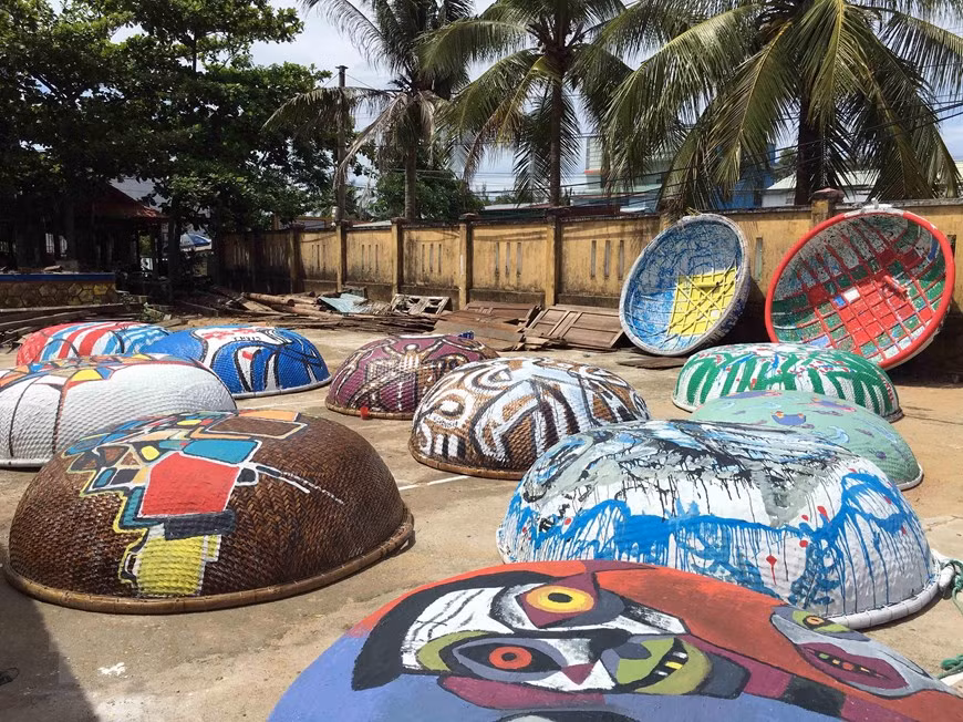 De nombreux peintres sont réunis sur la plage de Tam Thanh, dans la province de Quang Nam (Centre) pour créer des peintures sur des bateaux paniers de pêcheurs locaux et les exposer dans le Festival maritime de Tam Ky 2019 qui du 13 au 18 juin.