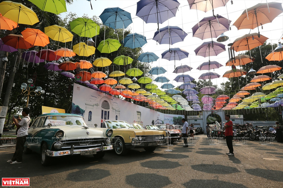 Plus de 300 mobylettes et près de 80 voitures anciennes ont été exposées, y compris quelques véhicules très rares au Vietnam.