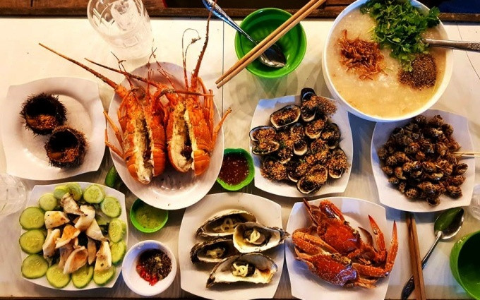 Il existe d'innombrables mets délicats à ne pas manquer pendant votre séjour tels que homard, crêpes aux fruits de mer. Photo: NDEL