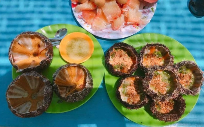 À Binh Hung, il existe des types de homard célèbres tels que l'écrevisse des marais, la langouste peinte et le homard Panulirus ornatus. Ces espèces se développent rapidement et ont une valeur d'exportation élevée, apportant des revenus conséquents aux habitants d'ici. Photo: NDEL