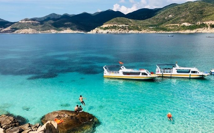 La plage de Bai Kinh est l'endroit où les visiteurs descendent pour la première fois. Les habitants locaux utilisent la plage pour accéder aux navires entre l'île et le continent. Photo: NDEL