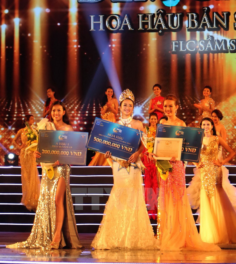  La Miss et deux dauphines sur le podium. Photo: VNA