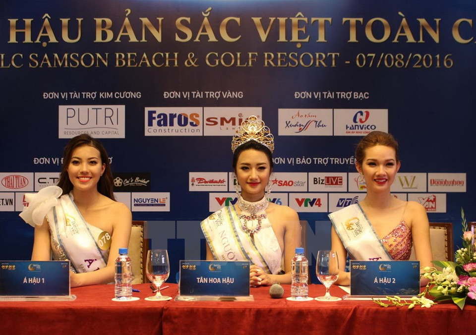  La Miss Tran Thi Thu Ngan et deux dauphines donnent une conférence de presse. Photo: VNA